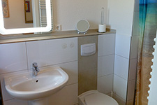 Sanitäre Ausstattung: tolles neues Bad/ Dusche/WC mit Fenster.